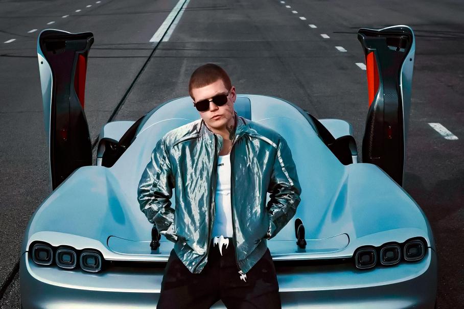 Koenigsegg выпустил куртку из металлического сплава и солнечные очки