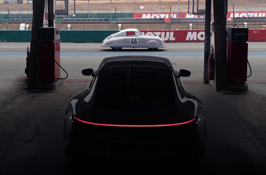 Porsche намекнула на очередную спецверсию 911-го