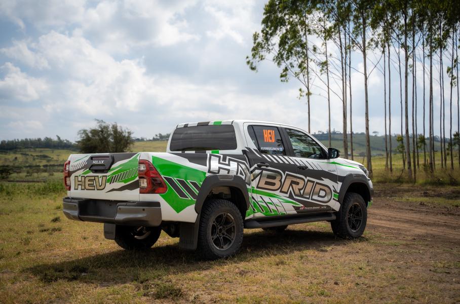 Toyota показала гибридный Hilux