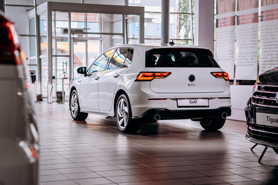 Россияне стали тратить в три раза больше на новые машины