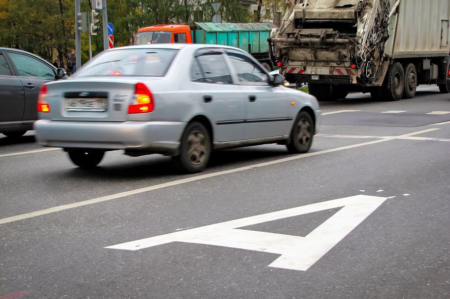 В Госдуме предложили не штрафовать за проезд по «выделенке» ночью
