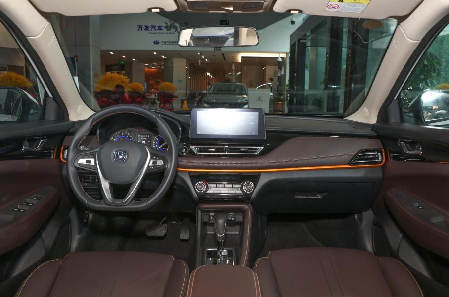 Интерьер Changan Eado DT