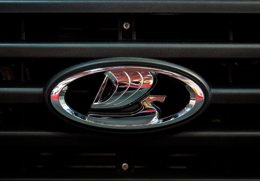 АвтоВАЗу сложно заменить китайский логотип FAW на новых Lada