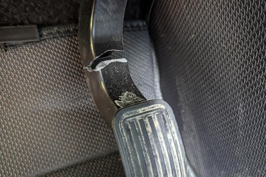 Пластиковая педаль Tesla Model 3 треснула напополам прямо на дороге