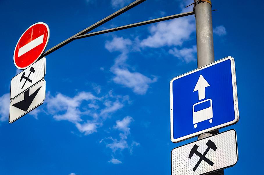 В Госдуме предложили вернуть на дороги знак «молоточки»