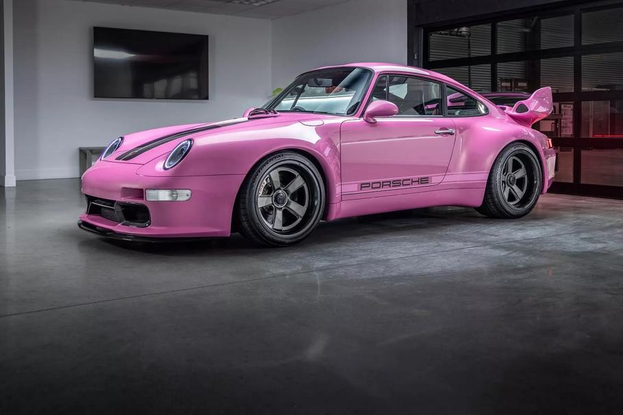Porsche превратили в розовый рестомод в стиле Барби