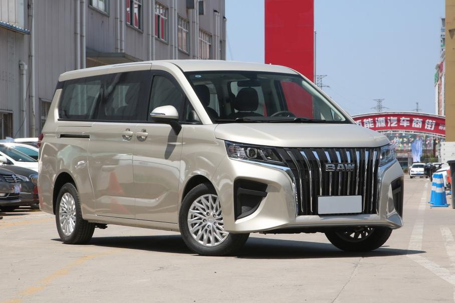 Китайцы добавили автомат 5,2-метровому минивэну по цене Geely Coolray