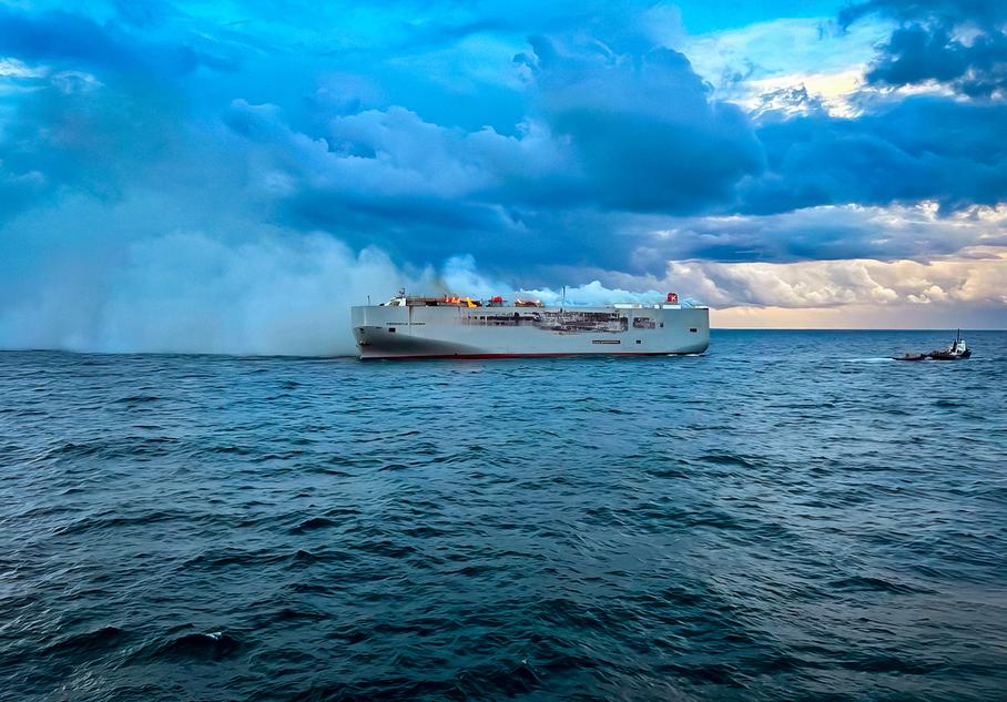 В Северном море загорелся грузовой корабль с 3000 автомобилей на борту