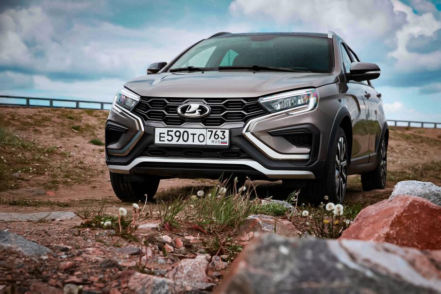АвтоВАЗ начнет выпускать праворульные Lada