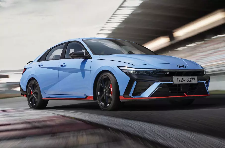 Обновлённый Mercedes-Benz V-Class, рестайлинговый седан Hyundai Elantra N и пикап Mitsubishi L200 нового поколения: главное за неделю