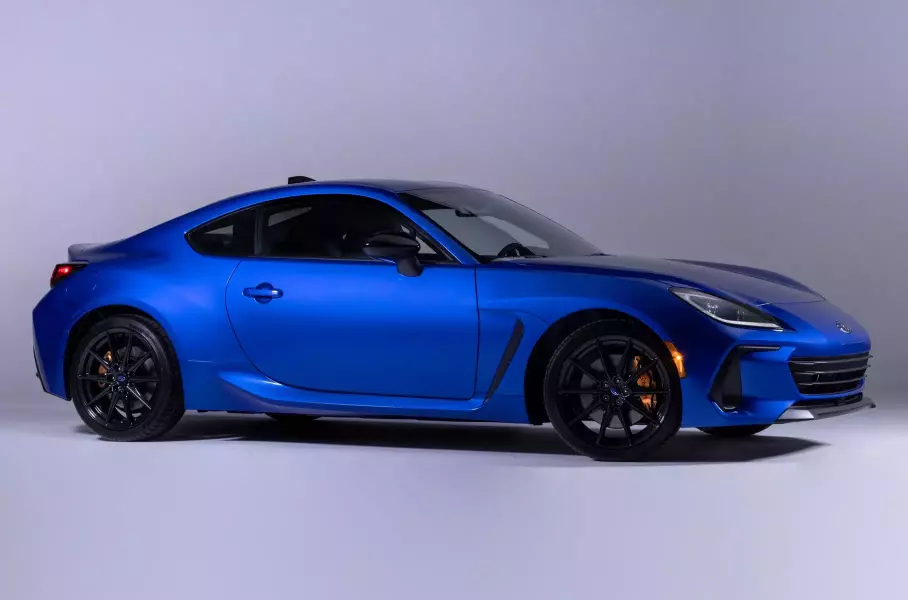 Обновлённый Mercedes-Benz V-Class, рестайлинговый седан Hyundai Elantra N и пикап Mitsubishi L200 нового поколения: главное за неделю