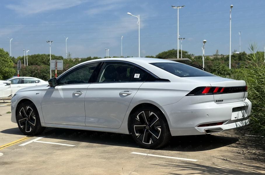 Представлен обновленный флагманский седан Peugeot