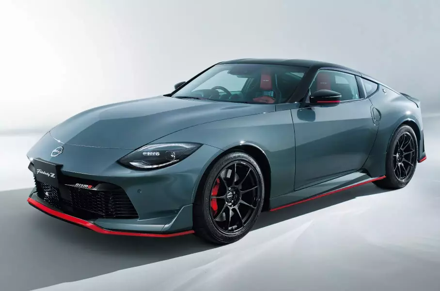 Новый Toyota Land Cruiser Prado, суперлёгкий Porsche 911 S/T и обновлённый Toyota Land Cruiser 70: главное за неделю