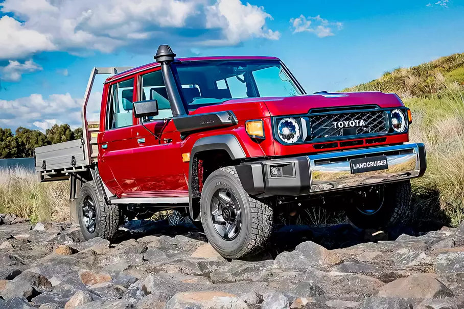 Новый Toyota Land Cruiser Prado, суперлёгкий Porsche 911 S/T и обновлённый Toyota Land Cruiser 70: главное за неделю