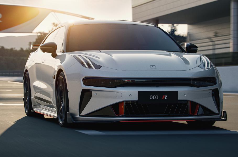 Zeekr анонсировала «злой» трехмоторный лифтбек 001 FR