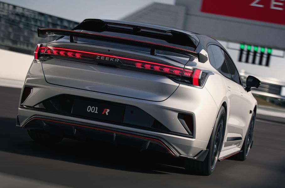 Zeekr анонсировала «злой» трехмоторный лифтбек 001 FR