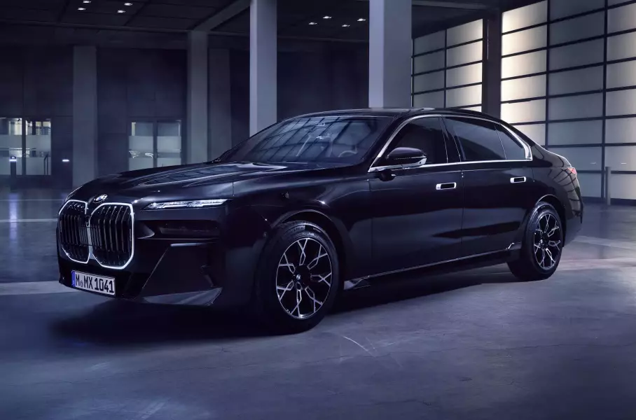 Электрический Cadillac Escalade IQ, бронированный электроседан BMW i7 Protection и Lada Aura для чиновников: главное за неделю