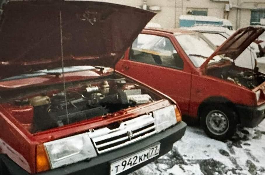 Опытные образцы «Лады Самары» и «Оки» с английскими моторами рядом с боксами фирмы «Кроуфорд Хилл». Середина 90-х годов.