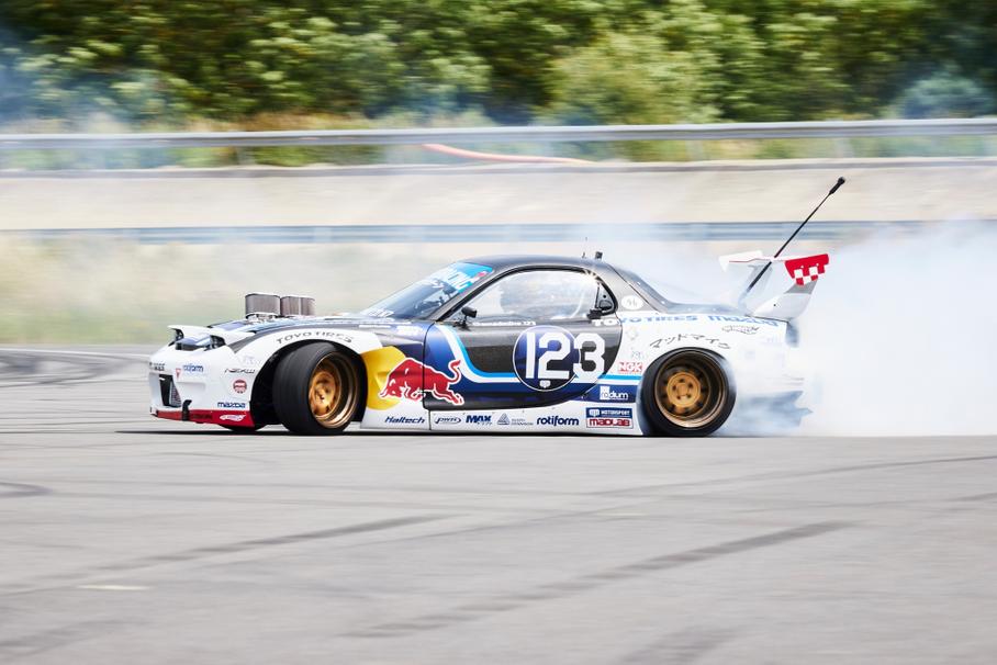 Видео: чемпиона Формулы-1 учат дрифтовать на 600-сильной Mazda