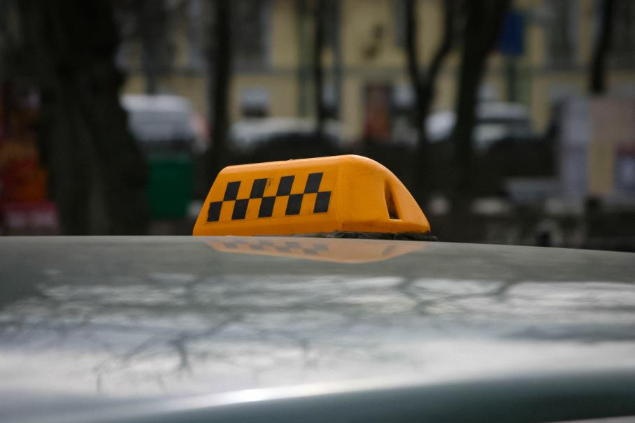 В России могут запретить парковку такси во дворах