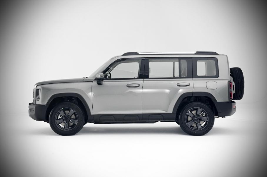 Haval Raptor с выступающими тяговой батареей и выхлопной системой