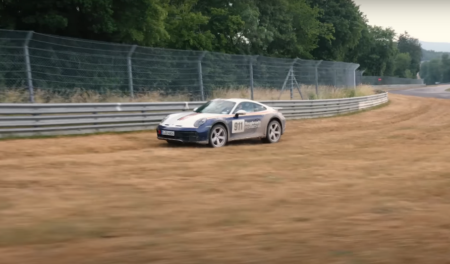 Видео: Porsche 911 Dakar промчал круг по Нюрбургрингу, не разбирая дороги