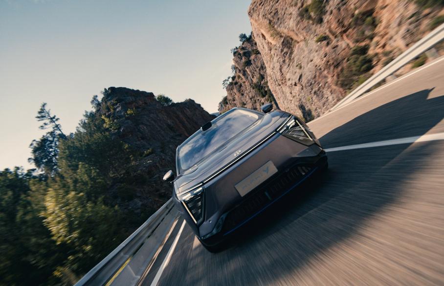 В Россию привезли электрокроссовер с «крыльями» за 6 миллионов рублей