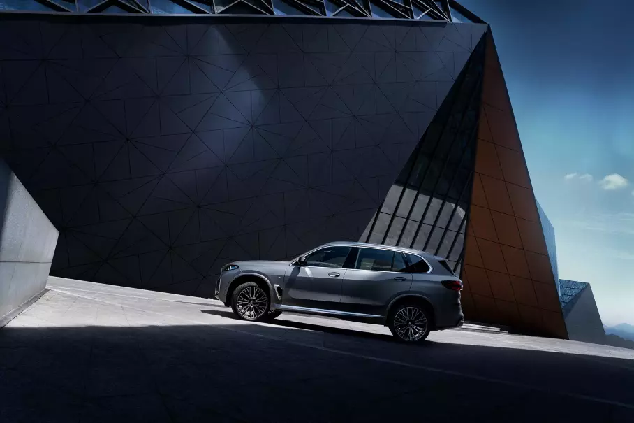 Удлинённый BMW X5, обновлённые Mercedes-Benz EQA и EQB, а также ещё один уникальный Rolls-Royce: главное за неделю