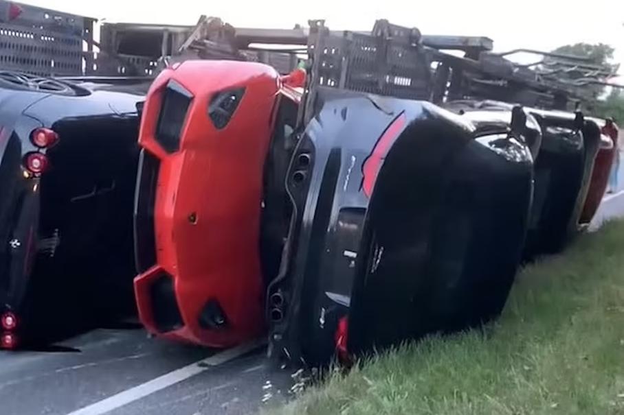 Посмотрите на перевернувшийся автовоз с девятью суперкарами