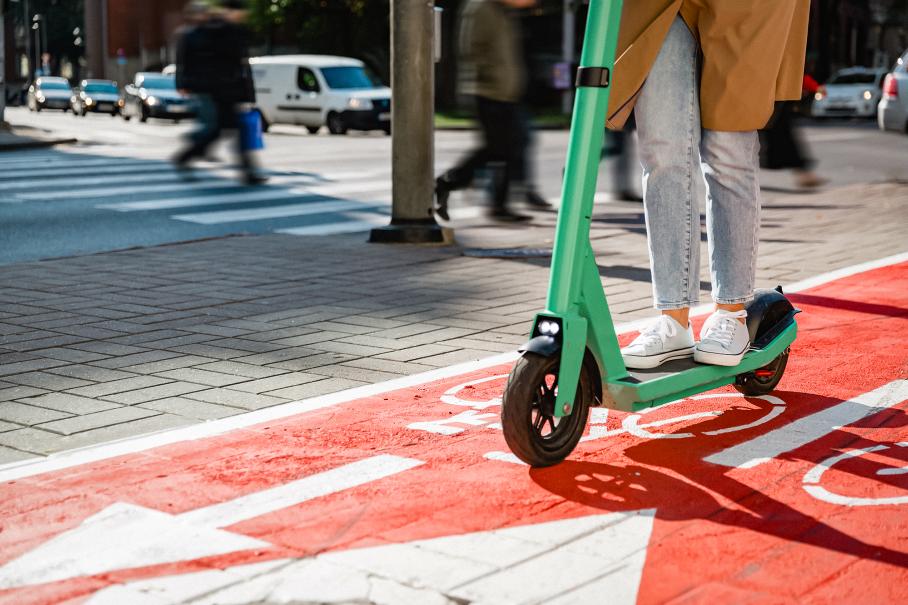Париж готовится к запрету электросамокатов. Их убирают с улиц
