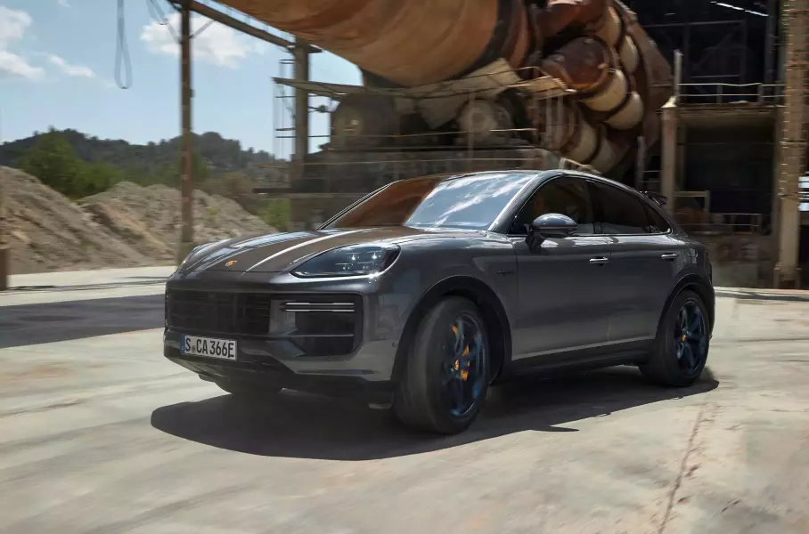 Самый мощный Porsche Cayenne, обновлённая Tesla Model 3 и суперкар Alfa Romeo: главное за неделю