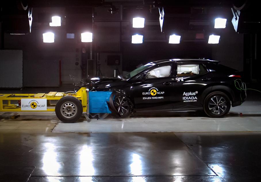 Электрокроссовер Lexus, который можно купить в России, разбили в краш-тесте