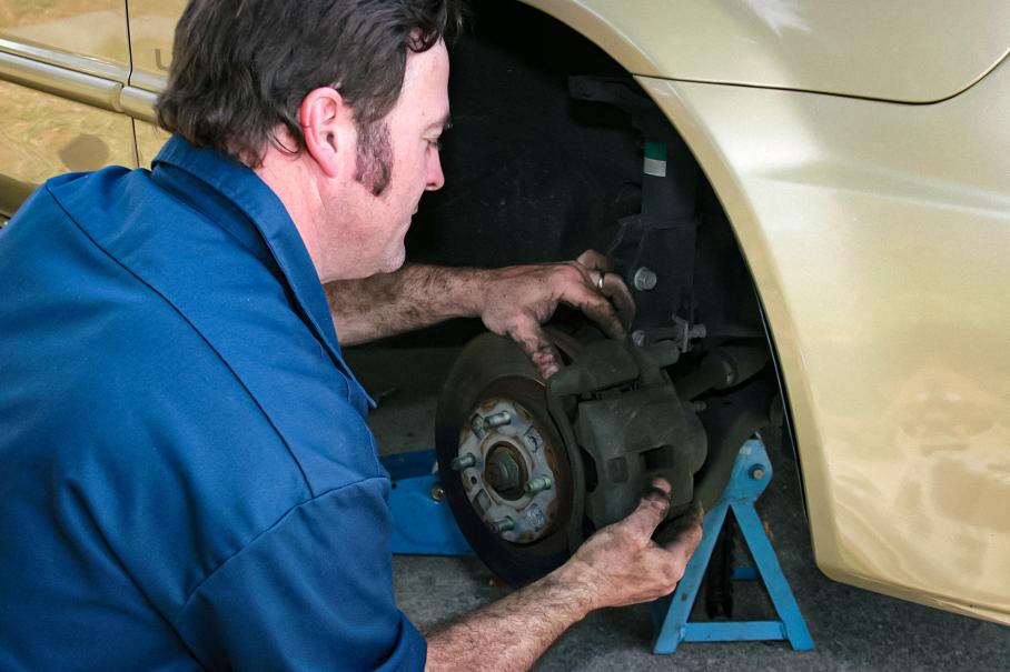 Треть россиян готовы реже обслуживать автомобиль, чтобы сократить расходы