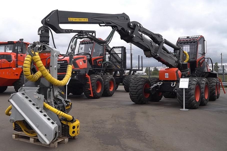 КАМАЗ-1010 «Харвестер» (на переднем плане) и КАМАЗ-1011 «Форвардер»