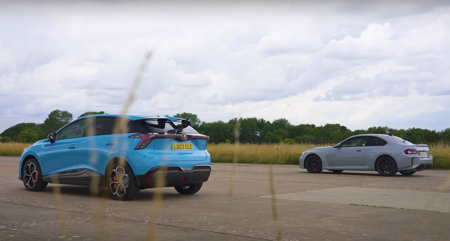 Видео: сможет ли мощный бюджетный электромобиль MG обогнать спорткар BMW