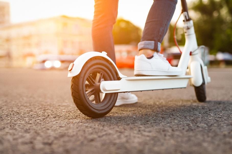 Электросамокаты раздражают большинство водителей, показал опрос
