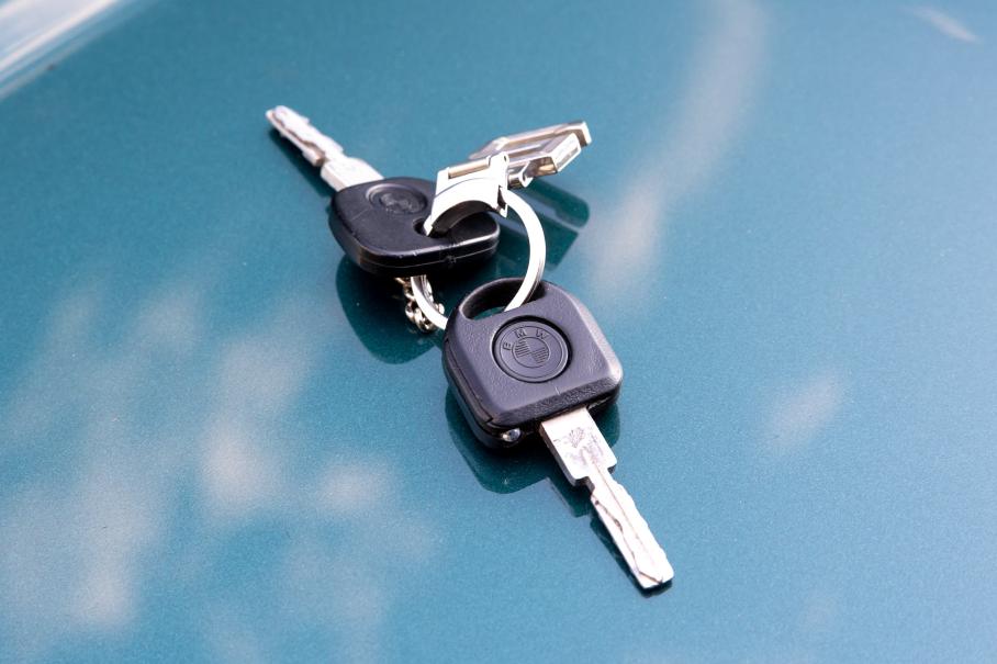 Смарт-ключ из 80-х: кнопка всего лишь включает светодиодный фонарик в переднем торце корпуса для подсветки личинки. В более продвинутых комплектациях клавиши на ключе управляли уже центральным замком