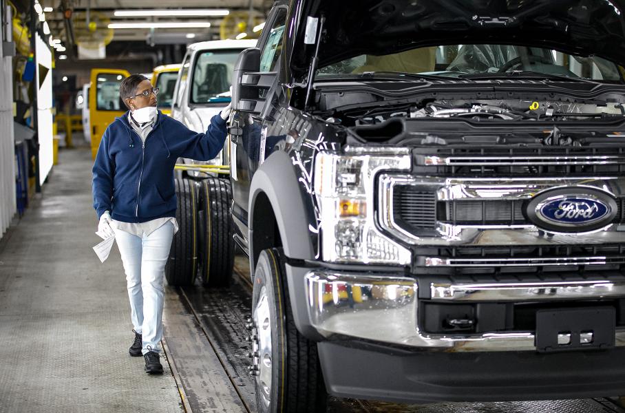 Рабочие автозаводов США объявили массовую забастовку