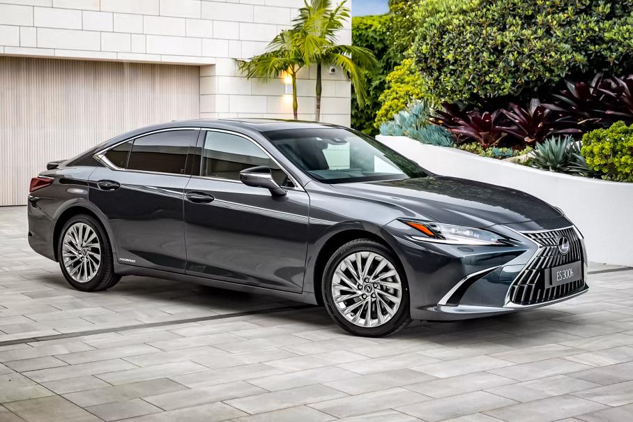 Lexus не готов попрощаться с седанами