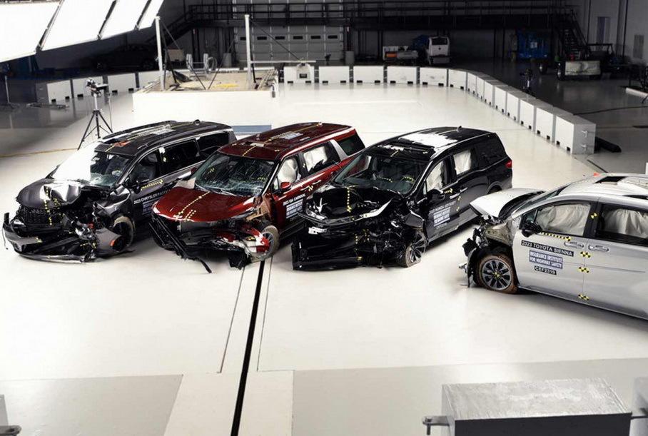 Минивэны Kia Carnival и Toyota Sienna провалили краш-тест в США