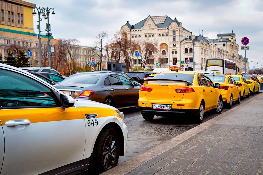 В России хотят ограничить время стоянки такси в жилой зоне