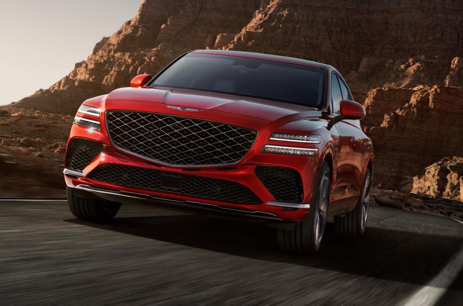 Одна из фишек GV80 и GV80 Coupe — новая эмблема с узором гильош. Точно такую Genesis использует на флагмане G90.