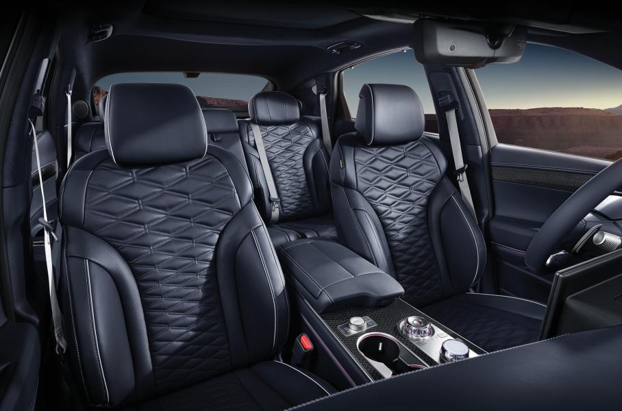 У купе шесть интерьерных пакетов и чертова дюжина вариантов окраски кузова, включая специальный Bering Blue.