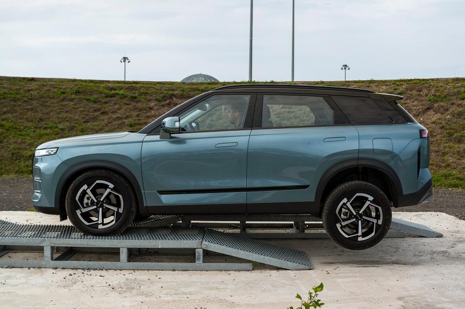 Длина Jaecoo J7 — ровно 4,5 метра. Он на 10 см длиннее Креты и 10 см короче Тойоты RAV4. По размерам он ближе всего к недавно сменившемуся Volkswagen Tiguan второго поколения