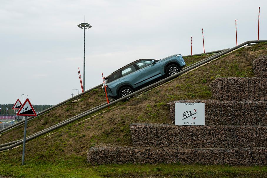 Двухцветная окраска — признак дорогих версий. Впрочем, она доступна и для начальных — это опция за 40 тысяч рублей. Цветов кузова четыре, все металлики и все без доплаты