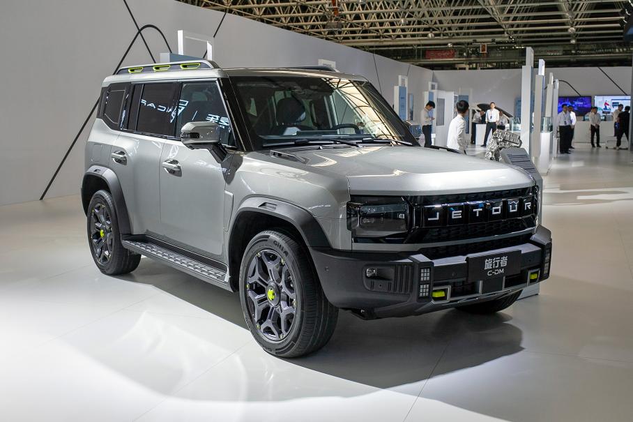На «выставке достижений» оказалось немало интересного. Например, Jetour Traveler (на фото гибридная версия CD-M). Этот угловатый кроссовер с высокой вероятностью [появится на российском рынке](https://motor.ru.net/news/chery-traveller-28-08-2023.htm) в первой половине 2024 года. Топовая версия — с полным приводом и двухлитровым турбомотором (254 л.с.), как у Chery Tiggo 8 Pro Max. Среди оснащения — медиасистема с мощным процессором Snapdragon 8155 и 15,4-дюймовым экраном.