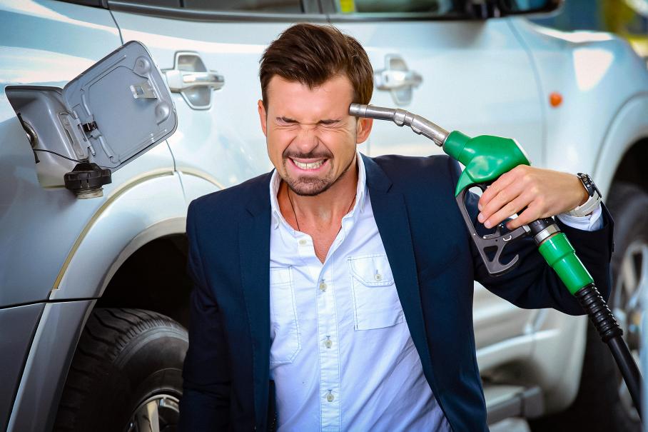 Россияне сокращают число поездок на машинах из-за дорожающего бензина