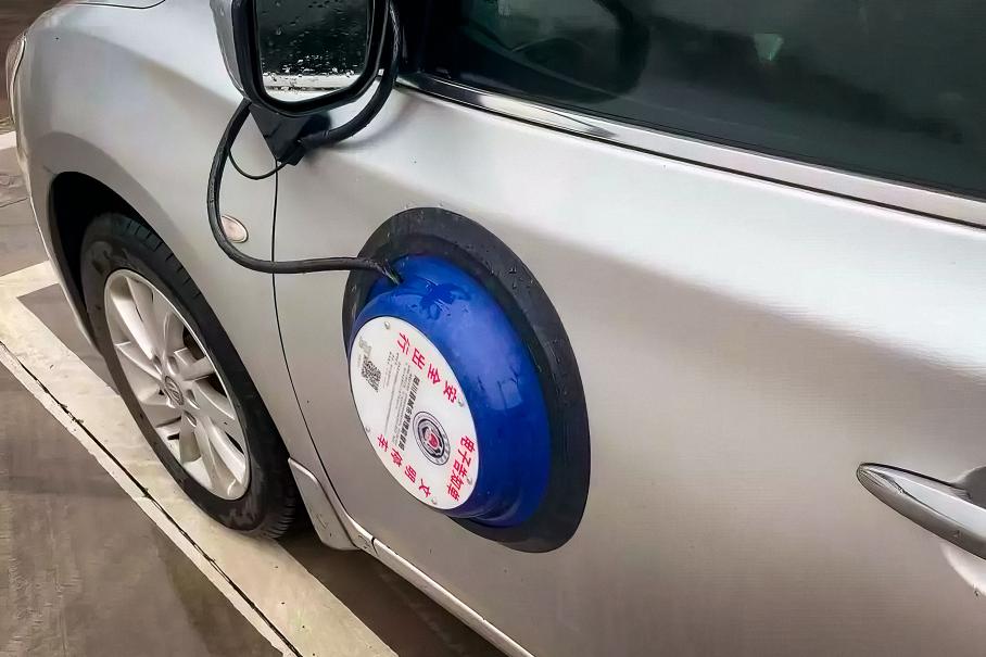 Китайских водителей учат правильно парковаться с помощью присосок