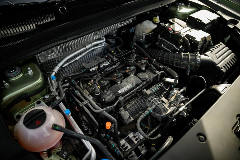 Мотор — алюминиевая «четвёрка» с непосредственным впрыском, цепным приводом ГРМ и турбонаддувом, разработанная в сотрудничестве с австрийской фирмой AVL. Такой агрегат в России можно встретить на моделях Chery, Omoda и Exeed