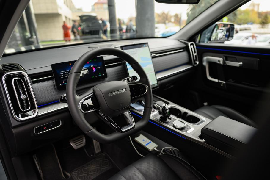 Интерьер выглядит интересно: все детали хорошо подогнаны, а к материалам отделки нет никаких вопросов